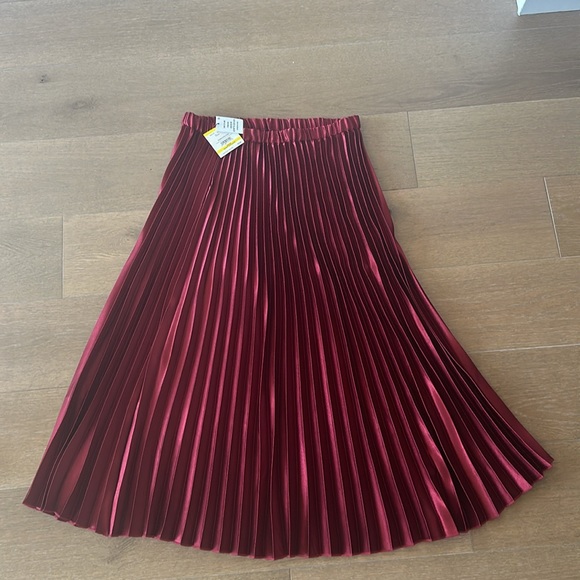 NWT Anne Klein red Satin Pleated Pull-On Midi Skirt. - Picture 6 of 6